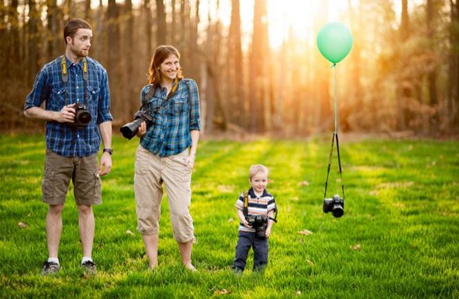 Creative Ways To Announce Pregnancy - Cameras and Balloons