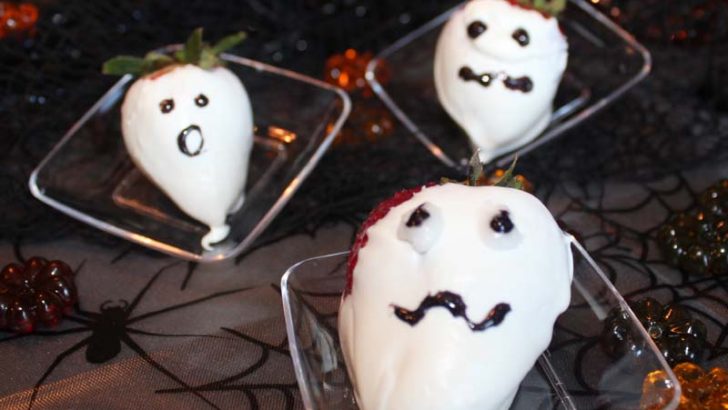 Halloween Chocolate Covered Strawberry Ghosts