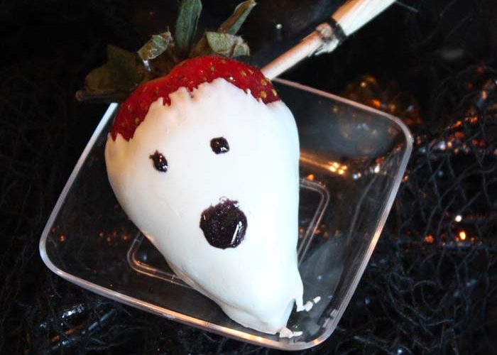 Halloween Chocolate Covered Strawberry Ghosts